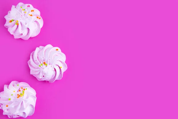 Νόστιμη Φρέσκια Μαρέγκα Φωτεινό Ροζ Φόντο Πάνω Όψη Επίπεδη Lay — Φωτογραφία Αρχείου