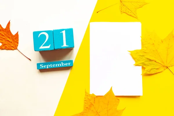 September Leerer Gelb Weißer Geometrischer Hintergrund Handgemachter Kalender Aus Holz — Stockfoto