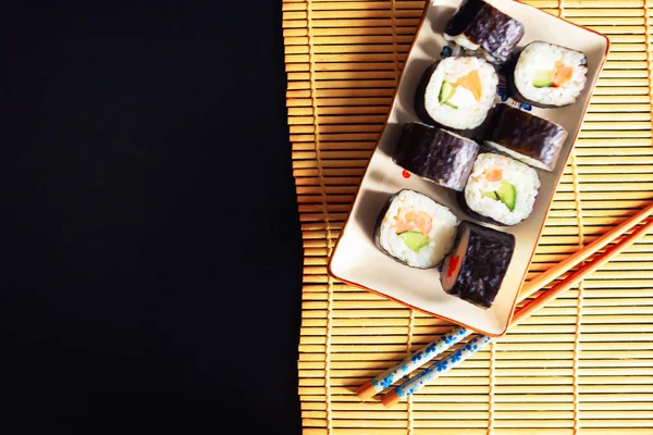 一套寿司卷和中国筷子 木制背景 顶视图 复制空间 — 图库照片