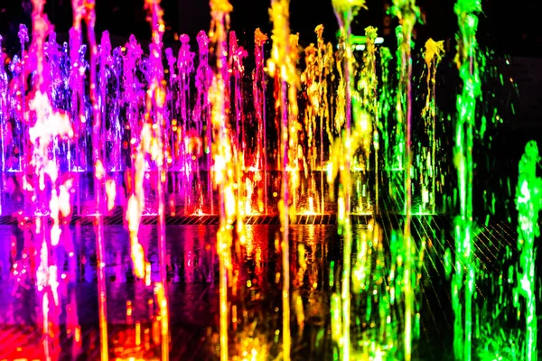 Fontaine Lumineuse Colorée Dans Rue Nuit — Photo