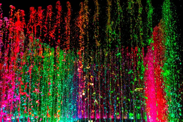 Fontaine Lumineuse Colorée Dans Rue Nuit — Photo