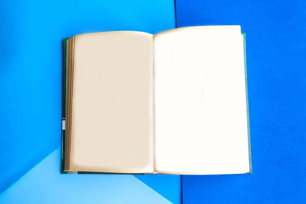 Nyitott Mockup Könyv Geometrikus Kék Pasztell Háttér — Stock Fotó