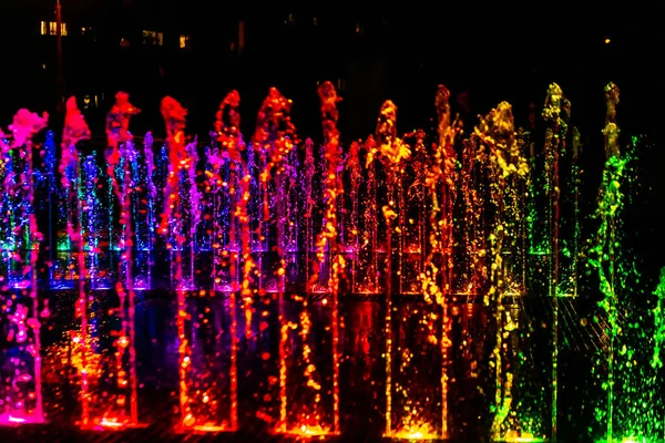 Fontaine Lumineuse Colorée Dans Rue Nuit — Photo