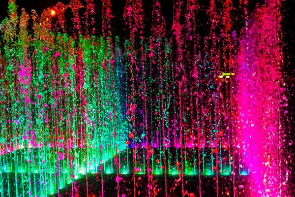 Fontaine Lumineuse Colorée Dans Rue Nuit — Photo