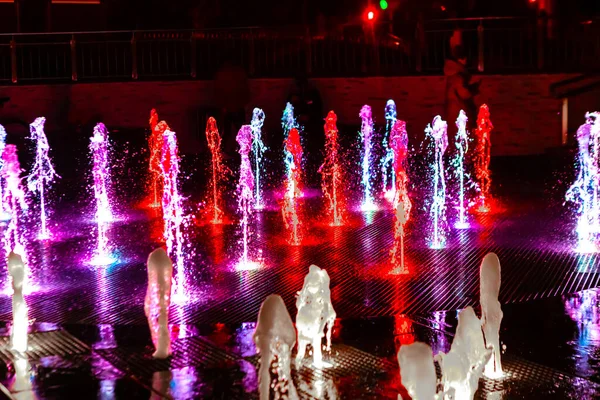 Fontaine Lumineuse Colorée Dans Rue Nuit — Photo