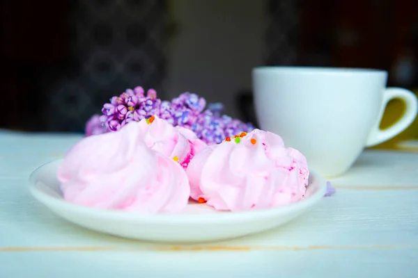 Smaklig Maräng Kaffekopp Och Lila Blommande Gren Träbord — Stockfoto