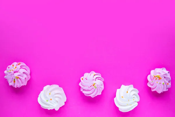 Νόστιμες Φρέσκες Μαρέγκες Φωτεινό Ροζ Φόντο Πάνω Όψη Banner Αντιγραφή — Φωτογραφία Αρχείου