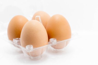 Plastik tabakta yumurta