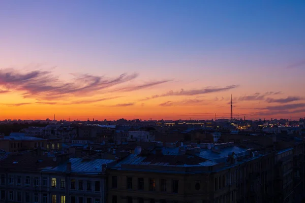 Gün batımında şehir. St. Petersburg, Rusya 'nın güzel akşam manzaralı yaz manzarası