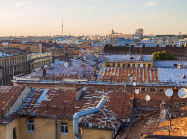 St. Petersburg 'un çatılarının üzerindeki şehir manzarası