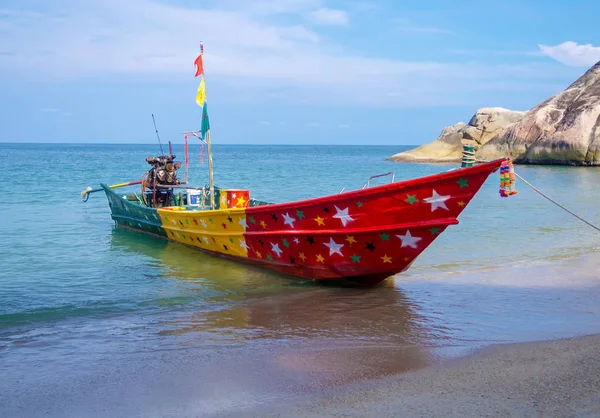 Tropická pláž, tradiční dlouhé ocasní lodě, Thajský záliv, Thajsko — Stock fotografie