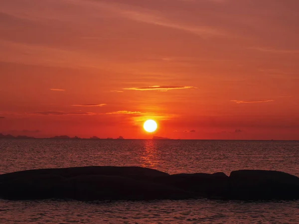 Schöner Sonnenuntergang über dem Meer — Stockfoto