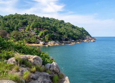 Kho Phangan, Tayland manzaralı güzel açık deniz ve ada üzerinde kayalık