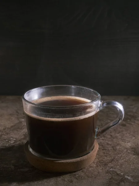 Taza de café con humo sobre el fondo de madera —  Fotos de Stock