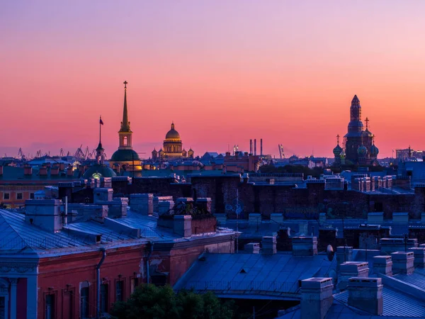 Město při západu slunce. Krásný večer malebné letní panorama Petrohradu, Rusko — Stock fotografie