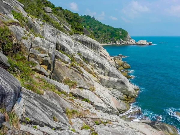 Skalnatá skála přes krásné čisté moře a ostrov, pohled z Kho Phangan, Thajsko — Stock fotografie