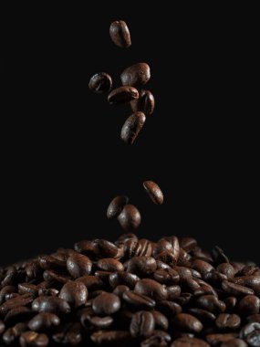Koyu fonda kahve çekirdekleri düşüyor.
