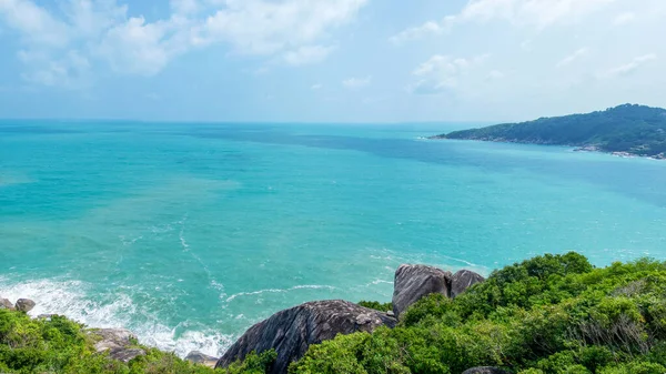 Skalnatá skála přes krásné čisté moře a ostrov, pohled z Kho Phangan, Thajsko — Stock fotografie