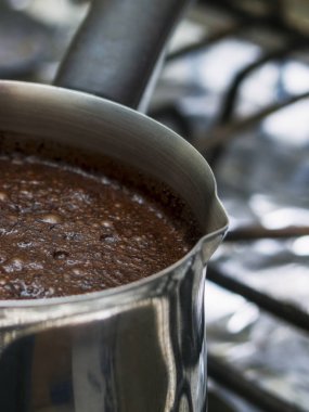 Çelik bir Türk 'te öğütülmüş kahve..