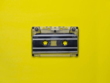 Sarı arka planda Retro kasetler. Yukarıdan bak. Boşluğu kopyala.