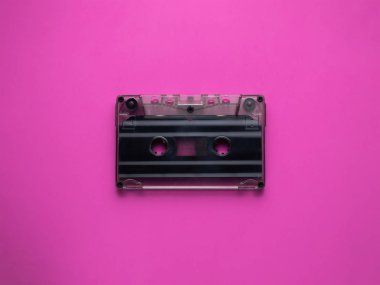 Pembe arka planda Retro kasetler. Yukarıdan bak. Boşluğu kopyala.