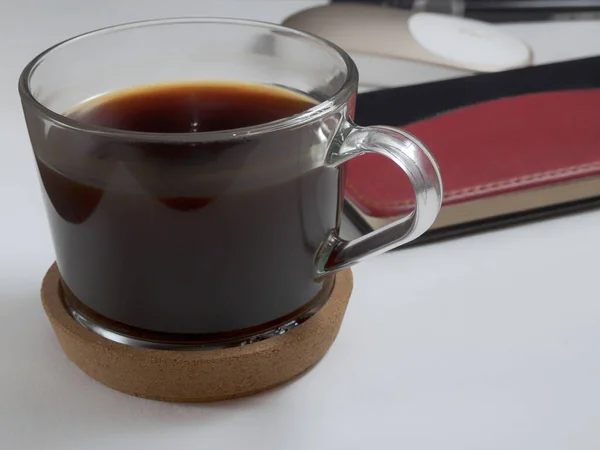 Lugar Trabajo Con Portátil Pluma Taza Café Vidrio Sobre Fondo —  Fotos de Stock