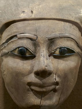 St. Petersburg, Rusya - 01.16.2020: antik bir ahşap firavun yüzü. Bir lahitten bir parça..