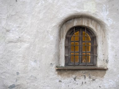 Ortaçağ şatosunun eski taş duvarındaki kavisli pencere, kopyalama alanı olan yatay resim.