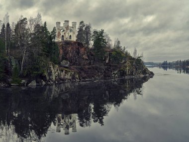 Vyborg, Rusya, Leningrad Bölgesi - 17.01.2020: Ölüler Adası ve Ludwigstein Şapeli Güneşli Gün. Monrepo 'daki eski Park arazisi..