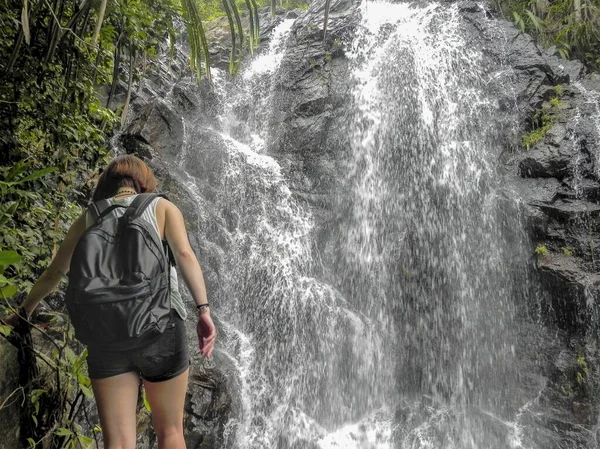 Rear View Young Hiking Woman Standing Front Waterfall Backpack Female — Stock Photo, Image