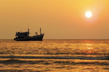 Gün batımı nehir silueti manzaralı. Nehir teknesi gün batımı manzarası