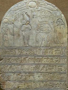 St. Petersburg, Rusya - 01.16.2020. St. Petersburg Hermitage 'daki taşın üzerinde antik Mısır yazıtları var..