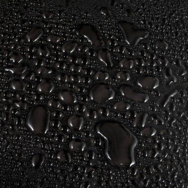 Siyah arkaplanda su damlaları