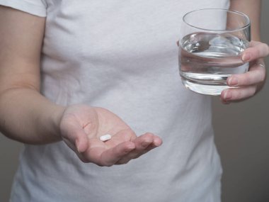 Kadın hapları, ilaç, sağlık hizmetleri ve insan konseptine yakın.