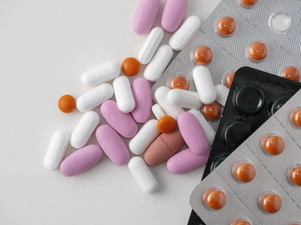 Píldoras Médicas Multicolores Paquetes Píldoras Una Mesa Blanca — Foto de Stock