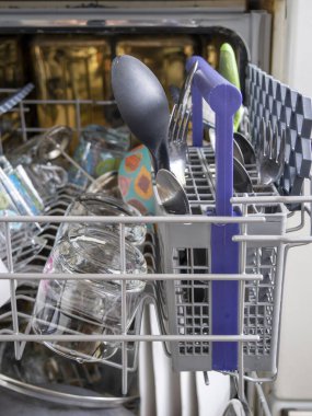 Temiz bulaşıklarla bulaşık makinesini aç.