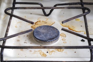 Çok kirli, yağla kaplı. Mutfakta gaz ocağı var.