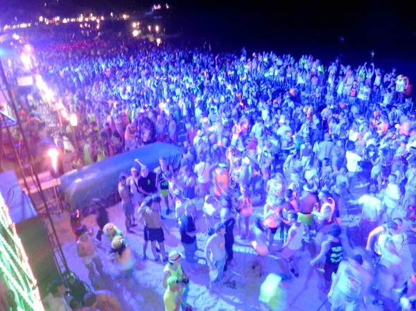 Koh Phangan, Tayland - 01.01.2015, Tayland 'daki Koh Phangan sahilindeki dolunay partisinde her ay yaklaşık 10.000 kişi oluyor. .