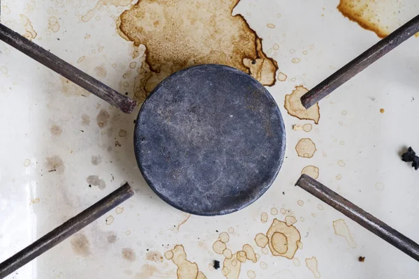 Çok kirli, yağla kaplı. Mutfakta gaz ocağı var.