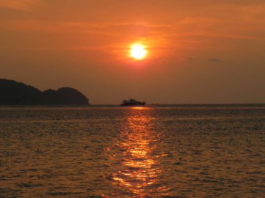 Gün batımı nehir silueti manzaralı. Nehir teknesi gün batımı manzarası.