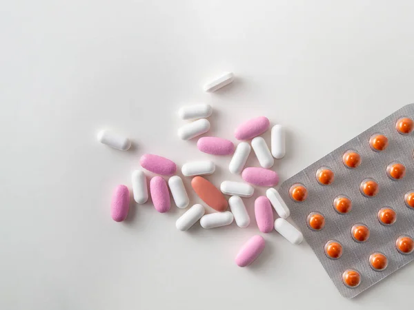 Píldoras Médicas Multicolores Paquetes Píldoras Una Mesa Blanca — Foto de Stock