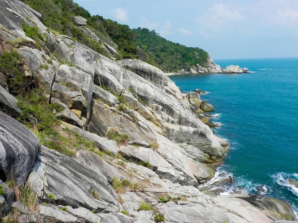 Krásné Pobřeží Azurovými Útesy Zelenou Džunglí Phangan Thajsko — Stock fotografie