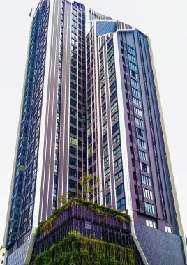 Gökyüzü arkaplanındaki ofis binası.