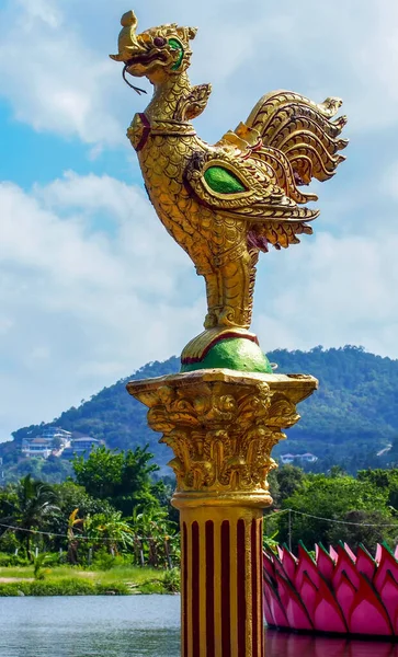 Fila Estátuas Galo Dourado Templo Budista — Fotografia de Stock