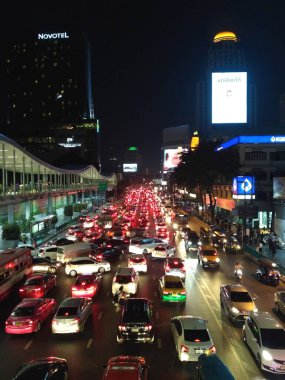Sathorn Yolu 'nun havadan görünüşü, Bangkok şehir merkezi, Tayland. Finansal bölge ve Asya 'nın akıllı kentsel kentindeki iş merkezleri. Geceleri gökdelen ve yüksek binalar. Şehir arkaplanı.