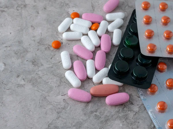 Píldoras Médicas Multicolores Paquetes Píldoras Una Mesa — Foto de Stock