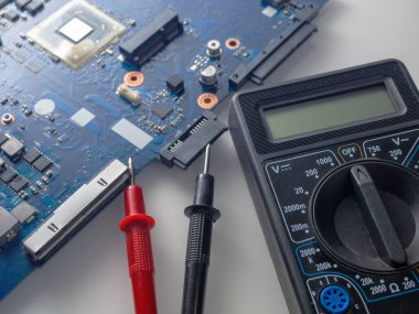 Çoklu ölçüm testi, bileşenli elektronik dijital cihaz panosu. Elektronik cihazda sorun var. Bilgisayar ve mobil aygıt onarım kavramı