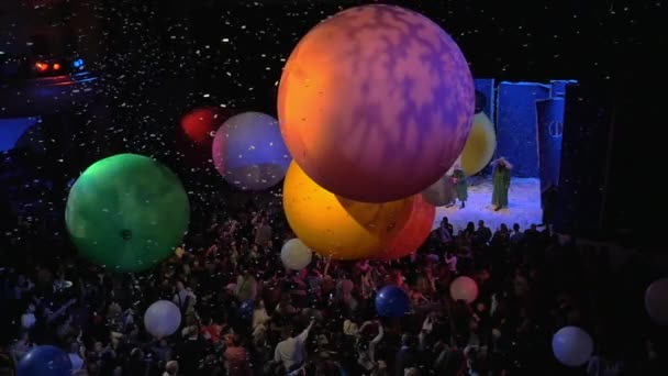 Penonton bersenang-senang dengan balon di SnowShow oleh Slava Polunin — Stok Video
