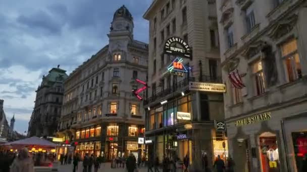 Caminhando na área comercial de Viena, Áustria — Vídeo de Stock
