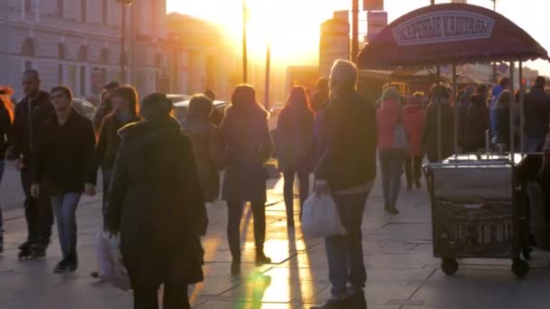 Ludzie na ulicy Petersburga o zachodzie słońca — Wideo stockowe